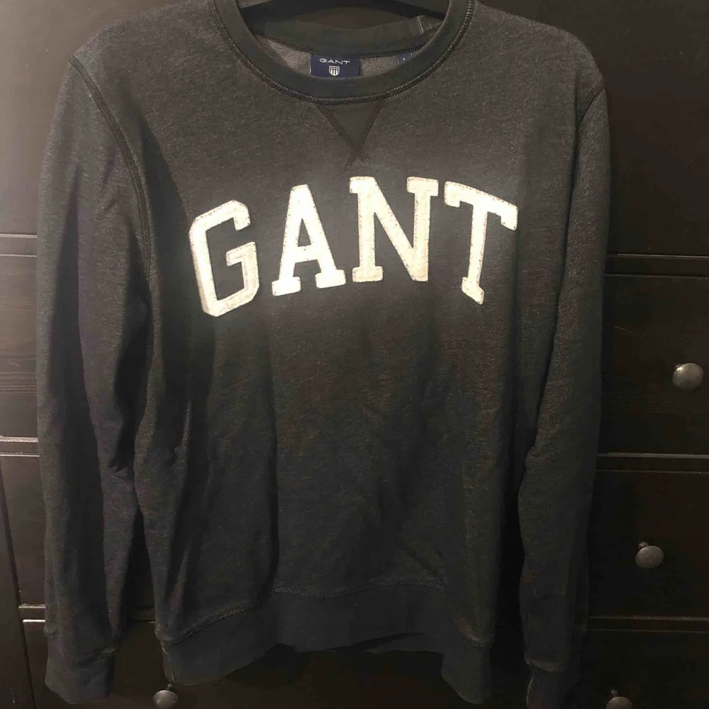 Äkta Mörk Grå Gant Sweatshirt Inte min stil så den säljs, oversized på mig som är en liten M. Knappt använd, och i väldigt bra skick Fraktas eller möts upp. Frakt står köpare för.. Hoodies.