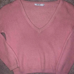  - En rosa stickad tröja som är lite oversizte, väldigt fin 