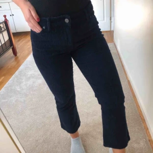  - Säljer min helt oanvända Manchesterbyxor (prislapp kvar) från Vero Moda. Nyspris: 399kr Storlek: M
