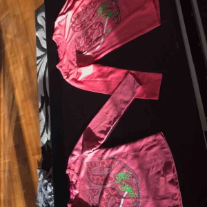 - Två fina tröjor säljs för 80kr ena är lite mörkare och andra är ljusare <3