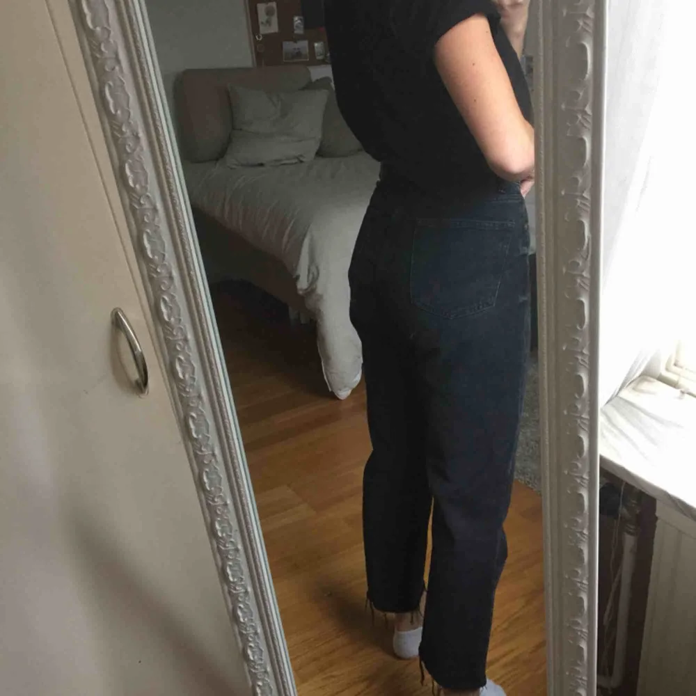 Svarta jeans i rak modell köpta på Zara. Sparsamt använda så är i jättefint skick. Kan mötas upp i Halmstad eller frakta. Nypris 400kr ☺️. Jeans & Byxor.