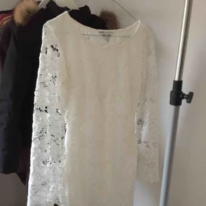  - Ny klänning från Dry Lake endast använd vid min student! Nypris 1200kr sitter mycket fint på! Storlek XS passar 34-38. 