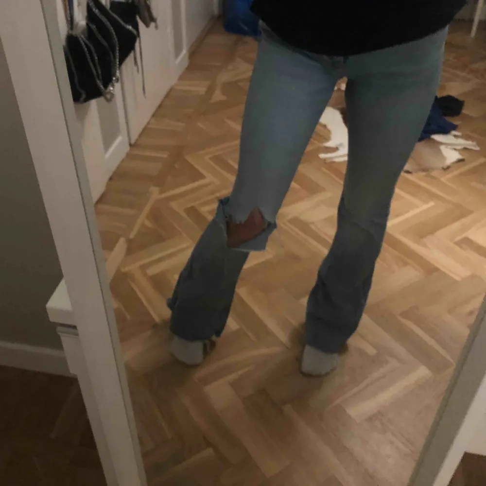 Snygga ljusa bootcut jeans från zara!! Har klippt hålet själv och man kan ju klippa fler hål om man tycker att de är snyggare 😍😍 använda ett fåtal gånger, pga lite förstora på mig i midjan, men super snygga!!! Jag är ca 167 cm lång. Jeans & Byxor.