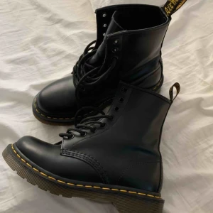  - Säljer supertrendiga dr Martens! De är i bra skick, och priset kan diskuteras. Skickar mer bilder vid intresse. Frakt ingår!<33