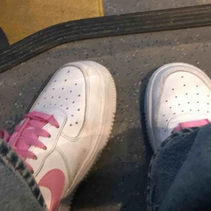  - Fatastiska underbara fina vintage skor som är väldigt populära inte slitna alls och har rosa Nike märken
