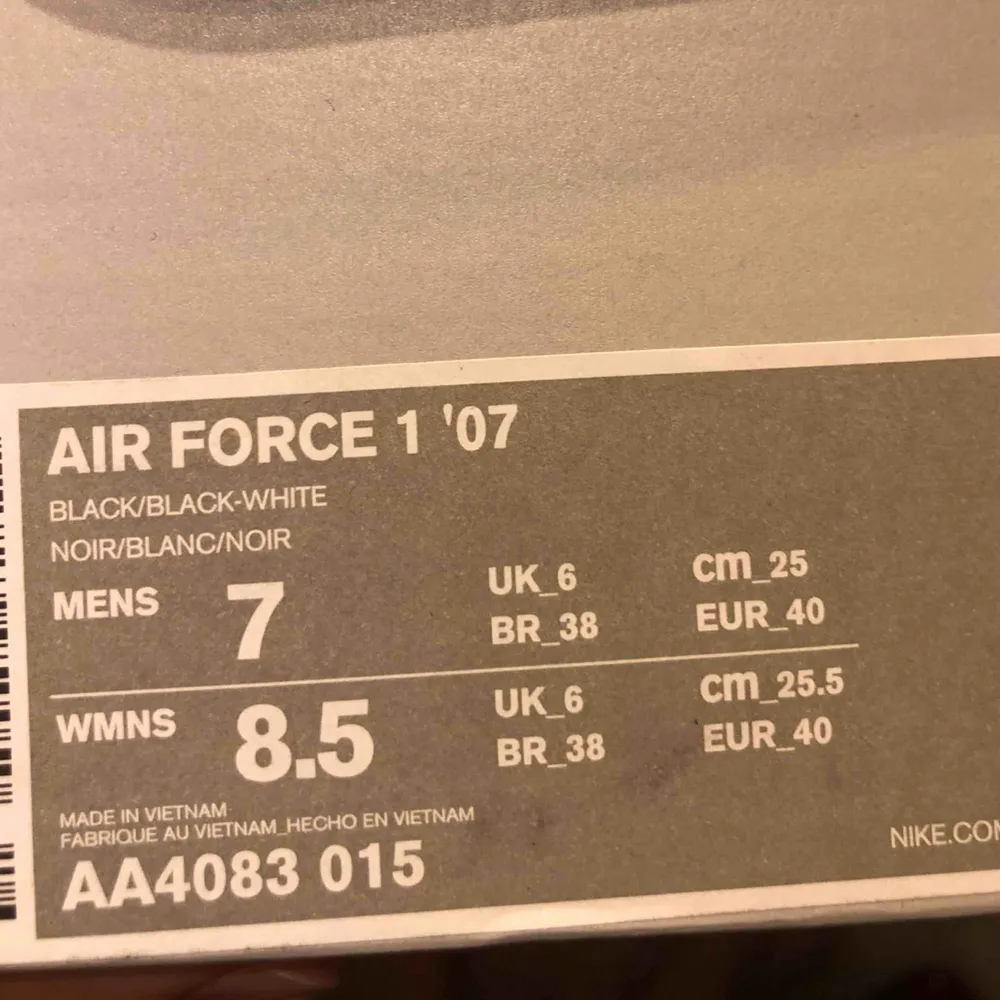 Säljer mina svarta Nike air force 1’07 strl 40 Köpta på jd sports i höstas (1099kr) Orginalkartong medföljer  Bra skick, lite creases längst fram  Pris kan diskuteras. Skor.