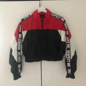  - Croppad vindjacka från Bershka. Prislappen sitter kvar då den aldrig kommit till användning. Frakt ingår i priset. 