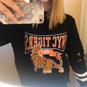  - En svart tröja från GinaTricot med coola slitningar/hål och en tiger🖤 Ordinarie pris: 300 kr.