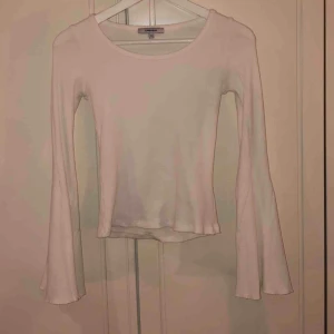  - Vit ribbad topp med utsvängda ärmar, sitter tajt🤍  Köpt på Chiquelle för 300 kr.  Har använt den Max 2 gånger pga inte min stil.  Köparen betalar för frakten!