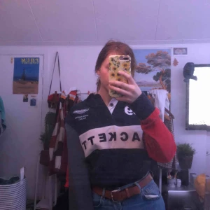 - vintage aston racing tröja, avklippt eftersom den var väldigt lång. storlek S men är oversize så passar även M 🤓
