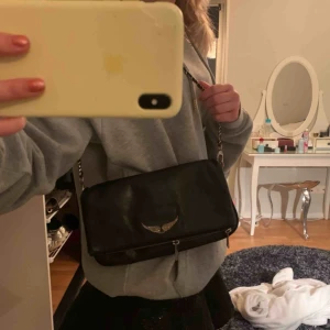  - Säljer en Zadig väska, endast korta bandet med följer därav lägre pris, bra skick.