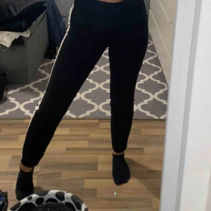  - Snygga kostymbyxor från zara som inte kommer till användning längre. Passar mig som bär S. Priset går att diskutera. Frakt tillkommer💕💕