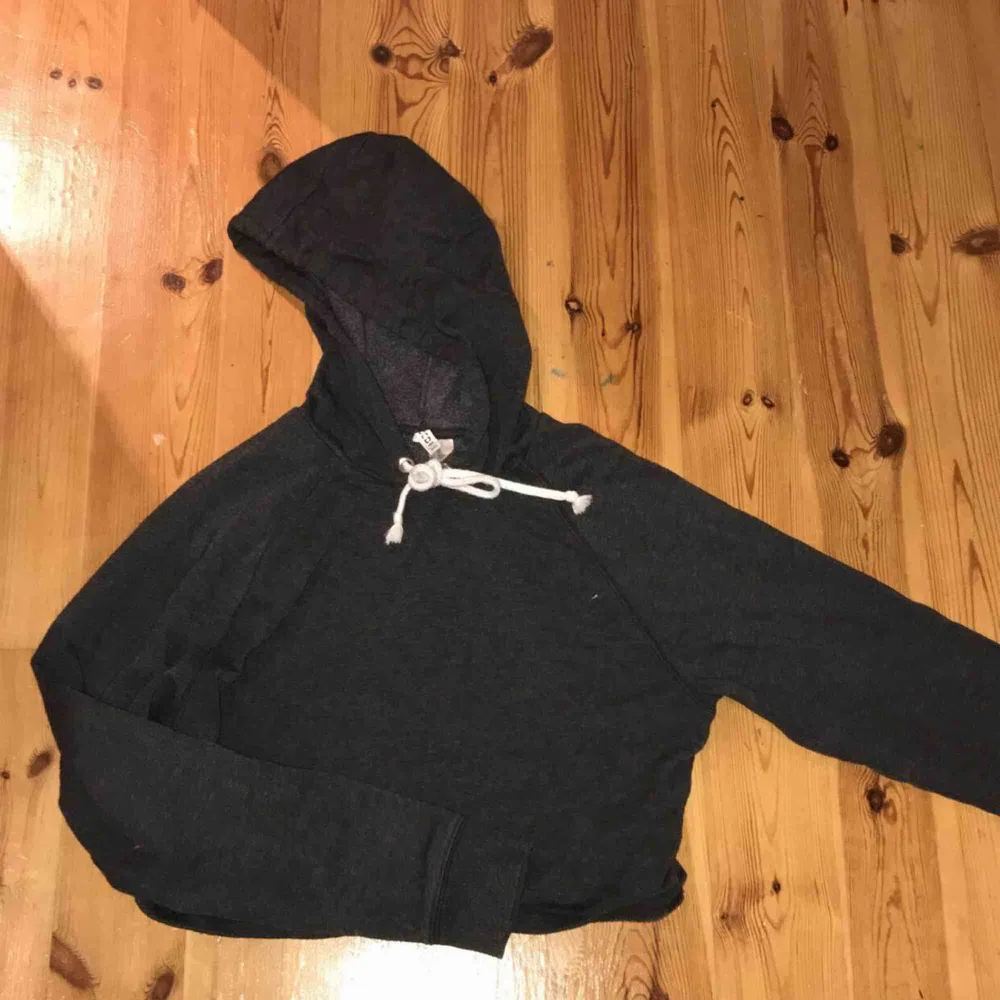 En gullig lätt cropped hoodie från H&M. Väldigt mjukt material och sparsamt använd. . Hoodies.