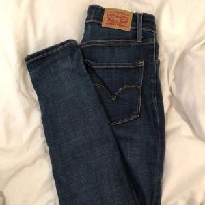Mörkblåa Levis jeans i storlek 27. Köpta i USA, använda fåtal gånger. Pris kan diskutteras. 