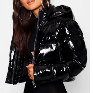 Jacka - Läger ut igen pga oseriös köpare! Super cool slutsåld jacka köpt för 990kr från boohoo! Sitter som på bilderna. Endast testad en gång (alla lappr sitter kvar på den) säljs då jag råkat köpa fel storlek (sitter som 36-38)! Frakt: 63kr. Kontakta mig❤️