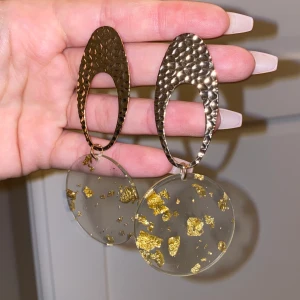 Örhängen  - Jättefina guld örhängen, aldrig använt de för jag inte orkat bära lika mycket smycken som förut därför har de bara stått i mitt skåp helt oanvända