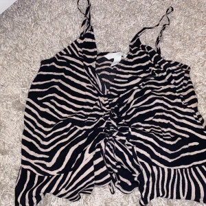 Linne - HM - Kom aldrig till användning, storlek 38 men passar 36. Går att justera storleken. 