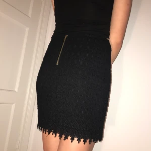 Svart spetskjol - Superfin svart highwaisted spetskjol från Zara! Nyskick. Storlek large men funkar lika väl som medium. 