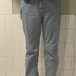 Väldigt bra skick, tvättar innan jag skickar iväg såklart, frakt ingår, säljer pågrund av att jag precis har köpt ett par andra nya, modelen:Voyage High Straight Jeans, kan tilläggas att jag är 1,71, köpta för 500 på weekday. 