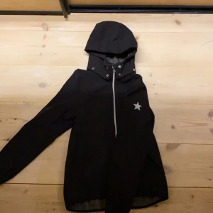 Svart fordrad funktionsjacka/vindjacka - Svart varm fodrad funktionsjacka/vindjacka barn, med dragkedja, luva, två framfickor, och två reflexstjärnor på ärmen och på baksidan längst ner.🖤 Passar mycket bra nu till vintern, men även vid andra årstider. Bra/mycket bra skick. (Det står Nils på namnlappen). Från H&M barn. Material 97% polyester och 3% elastan. DM vid intresse/frågor/fler bilder osv.❣️ (Det kan du göra här under för det står ”kontakta”) Avhämtning på Södermalm eller frakt till självkostnadspris.:)
