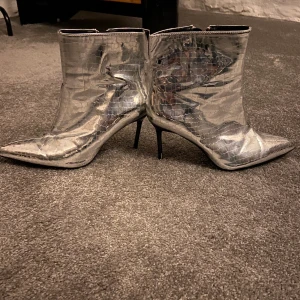 Skor  - Skor från berska storlek 38. sköna att ha på sig!!!! Kan knappt gå i klackar men kan gå i dessa en hel utekväll 