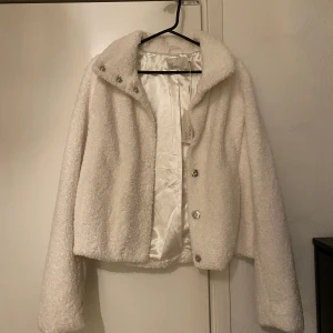 Tunn fluffig jacka - En vit tunn fluffig jacka från Nelly. Oanvänd, strl S