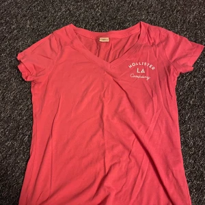Hollister T-shirt  - En vanlig T-shirt i storlek S