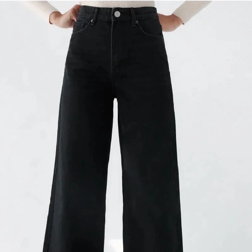 Hej! Säljer dessa super fina och trendiga Jeans från Zara modellen heter SUPER WIDE LEG FULL LENGTH i storlek 40 men passa perfekt för storlek 38(då jag har det)! Köpta för 399kr men säljer för endast 200kr eftersom de är LITE för långa för min smak, har även bara haft på mig dom 1 gång! . Jeans & Byxor.