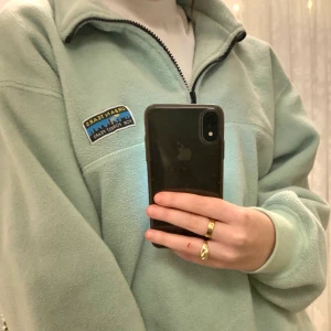 Fleece från junkyard  - Skitsnygg varm oversized fleece från junkyard!! Strl M/L, använd sparsamt några gånger och får inte så stor användning för den längre. nypris 499kr, köparen står för frakt,