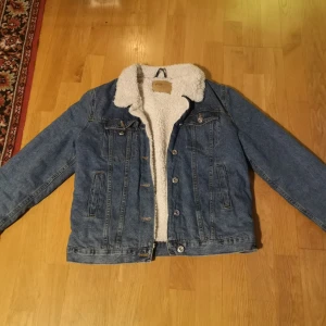Fodrad jeansjacka  - Perfekta jeansjackan med asgosigt foder. Sitter perfekt på mig i Small. Inte för tight. Fint skick också.  L 59cm. Ärm från axel 62cm. Bredd knäppt 50cmx2 