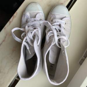 Vita sneakers som liknar Converse i modellen, storlek 38. Använda 1-2 gånger. Spårbar frakt på 63 kronor tillkommer🤍