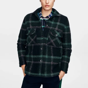 Peak performance jacka - En marinblå, grön och vit rutig fodrad jacka från Peak Perfromance. Jackan är i modellen Kelly och köptes för 2000 kr förra året i deras butik i Stockholm. Bra skick och säljs då jag inte använder den längre.