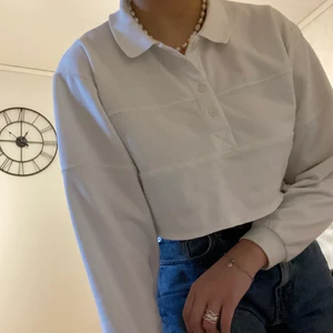 Croppad piké - Vit croppad pikétröja, använd ett par gånger så bra skick💗 hyfsat varm💖