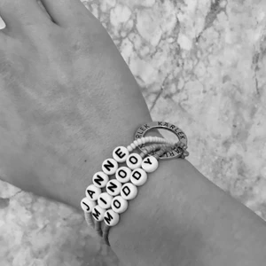 Familjearmband - 🥰Familjearmband🥰  gör ett eget armband✨ Det ni ser på bilden var en present till min mamma med alla andras namn på❤️ Alla färger finns på sista bilden + den pastellgula som jag har med på andra bilden💛