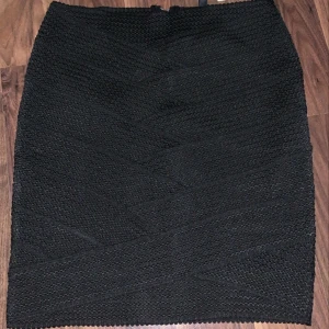 Kjol - En helt oanvänd svart kjol, prislapp finns kvar, går att frakta! 