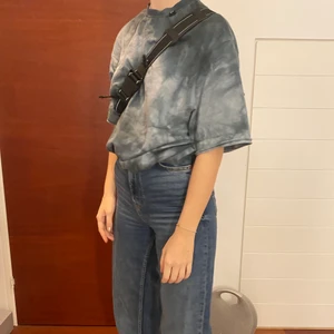 T-shirt - Väldigt retro och snygg tröja från asos collusion. Finns några lösa trådar där bak men det syns knappast då de sitter uppe vid kragen ❣️ Osäker på frakt, jeans säljs vid intresse genom meddelande!