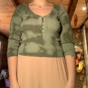 Batikmönstrad tröja  - superfin tröja från chiquelle i en mörkgrön batikfärg. helt oanvänd! 