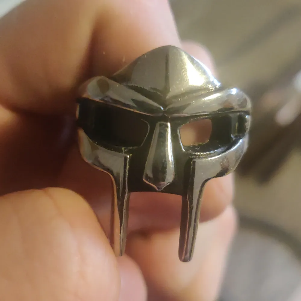 MF DOOM ring vet ej storlek men inre diameter är 21 mm. Bud I kommentarerna. Accessoarer.