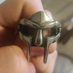 MF DOOM ring - MF DOOM ring vet ej storlek men inre diameter är 21 mm. Bud I kommentarerna