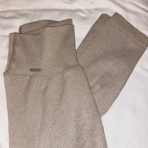 Aimn tights - använda 1 gång, supersköna men har för många tights🤍🤍HÖGSTA: 320kr