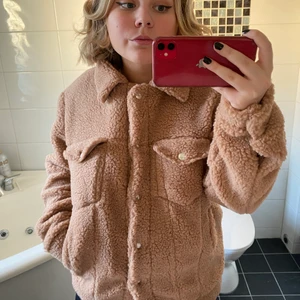 Teddy Jacka - Helt ny jacka som aldrig kommit till användning, ifrån märket Boohoo 🤍 skulle säga att den passar både en small och medium beroende på hur man vill att den ska sitta 🥰 bjuder på fraktkostnaden!