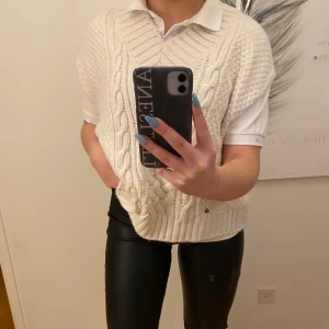 Stickad väst ⚡️ - Säljer nu denna stickade väst som är använd endast 3 gånger! Den är skit snygg och oversized på mig som har S i vanliga fall. Vid intresse hör av dig pris kan diskuteras💞💞