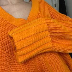 Orange stickad tröja med dragkedja i ryggen. Går att använda så att dragkedja är fram. Storlek s/m. Aldrig använd.