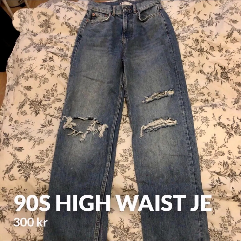 säljer mina 90s high waist jeans i st 32 då jag inte använder dom.  Dom är använda 2-3 gånger och är precis som nya  Inköpta för 600kr, mitt pris 300kr  Pris kan diskuteras vid snabb affär . Jeans & Byxor.