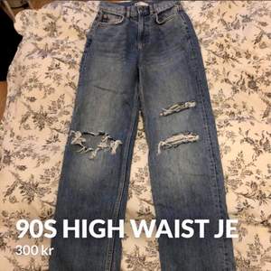 säljer mina 90s high waist jeans i st 32 då jag inte använder dom.  Dom är använda 2-3 gånger och är precis som nya  Inköpta för 600kr, mitt pris 300kr  Pris kan diskuteras vid snabb affär 