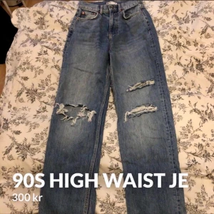 90s high waist jeans - säljer mina 90s high waist jeans i st 32 då jag inte använder dom.  Dom är använda 2-3 gånger och är precis som nya  Inköpta för 600kr, mitt pris 300kr  Pris kan diskuteras vid snabb affär 