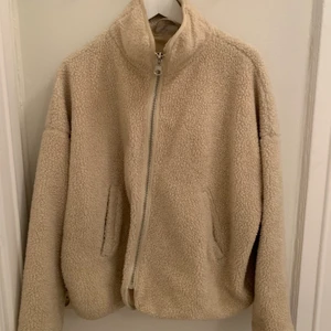 weekday - fin jacka i teddy-material från weekday! 