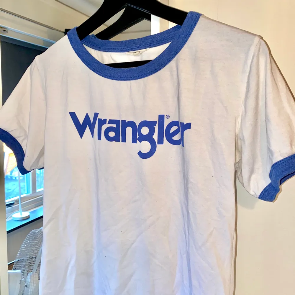 Superfin vit T-shirt från Wrangler. Sparsamt använd,  Inga fläckar eller märken. . T-shirts.