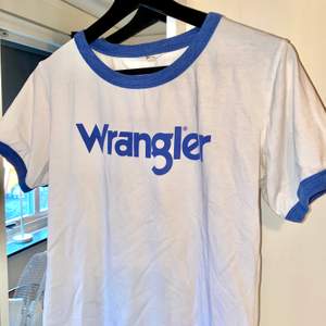 Superfin vit T-shirt från Wrangler. Sparsamt använd,  Inga fläckar eller märken. 