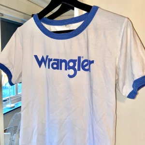 Wrangler tshirt - Superfin vit T-shirt från Wrangler. Sparsamt använd,  Inga fläckar eller märken. 